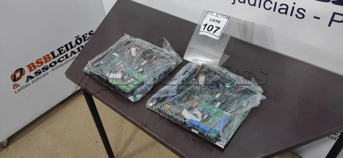 LOTE 107 - 02 PLACAS MÃE. (NO ESTADO) ATENÇÃO! FAZER A VISITAÇÃO ANTES DE ARREMATAR, NÃO SABEMOS SE FUNCIONA, LEILÃO NÃO TEM GARANTIA E NEM DEVOLUÇÃO, SUJEITO A POSSÍVEIS AVARIAS VISÍVEIS/OCULTAS E/OU AUSÊNCIA DE COMPONENTES.