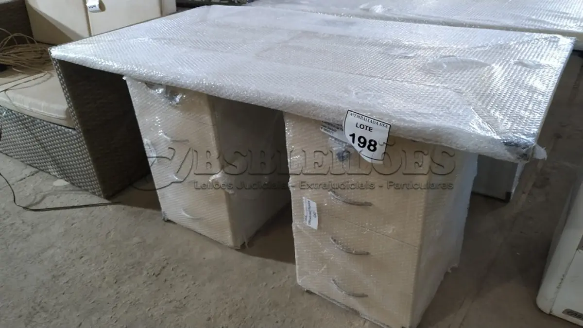 LOTE 198 - 01 MESA EM MADEIRA COM GAVETEIROS. (NO ESTADO EM QUE SE ENCONTRA. SUJEITO A AVARIAS OCULTAS/VISÍVEIS.)