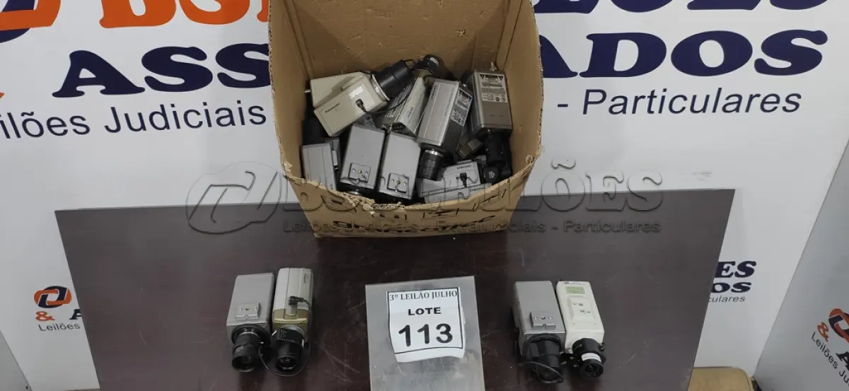 LOTE 113 - 01 LOTE COM GRANDE QUANTIDADE DE CÂMERAS DE MONITORAMENTO DE MARCAS E MODELOS VARIADOS (NO ESTADO) ATENÇÃO! FAZER A VISITAÇÃO ANTES DE ARREMATAR, NÃO SABEMOS SE FUNCIONA, LEILÃO NÃO TEM GARANTIA E NEM DEVOLUÇÃO, SUJEITO A POSSÍVEIS AVARIAS VISÍVEIS/OCULTAS E/OU AUSÊNCIA DE COMPONENTES.