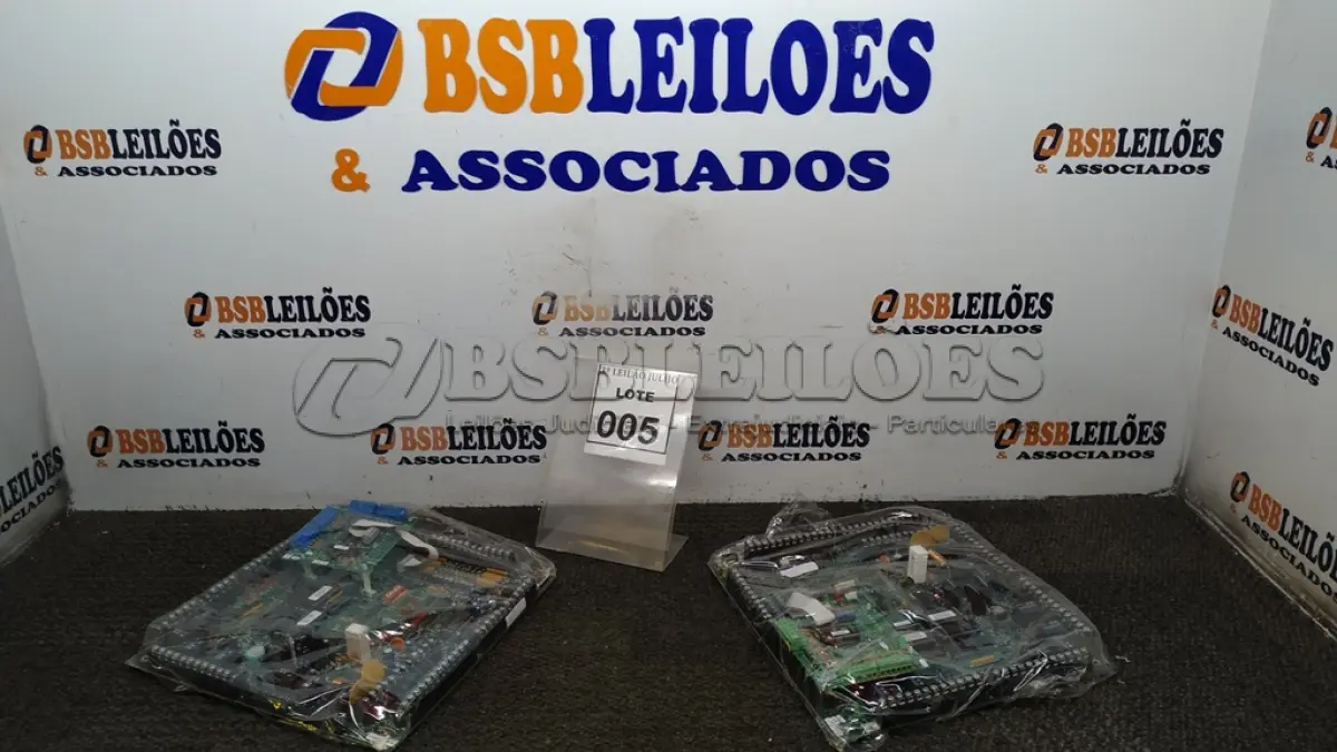 LOTE 005 - 02 PLACAS MÃE. (NO ESTADO) ATENÇÃO! FAZER A VISITAÇÃO ANTES DE ARREMATAR, NÃO SABEMOS SE FUNCIONA, LEILÃO NÃO TEM GARANTIA E NEM DEVOLUÇÃO, SUJEITO A POSSÍVEIS AVARIAS VISÍVEIS/OCULTAS E/OU AUSÊNCIA DE COMPONENTES.