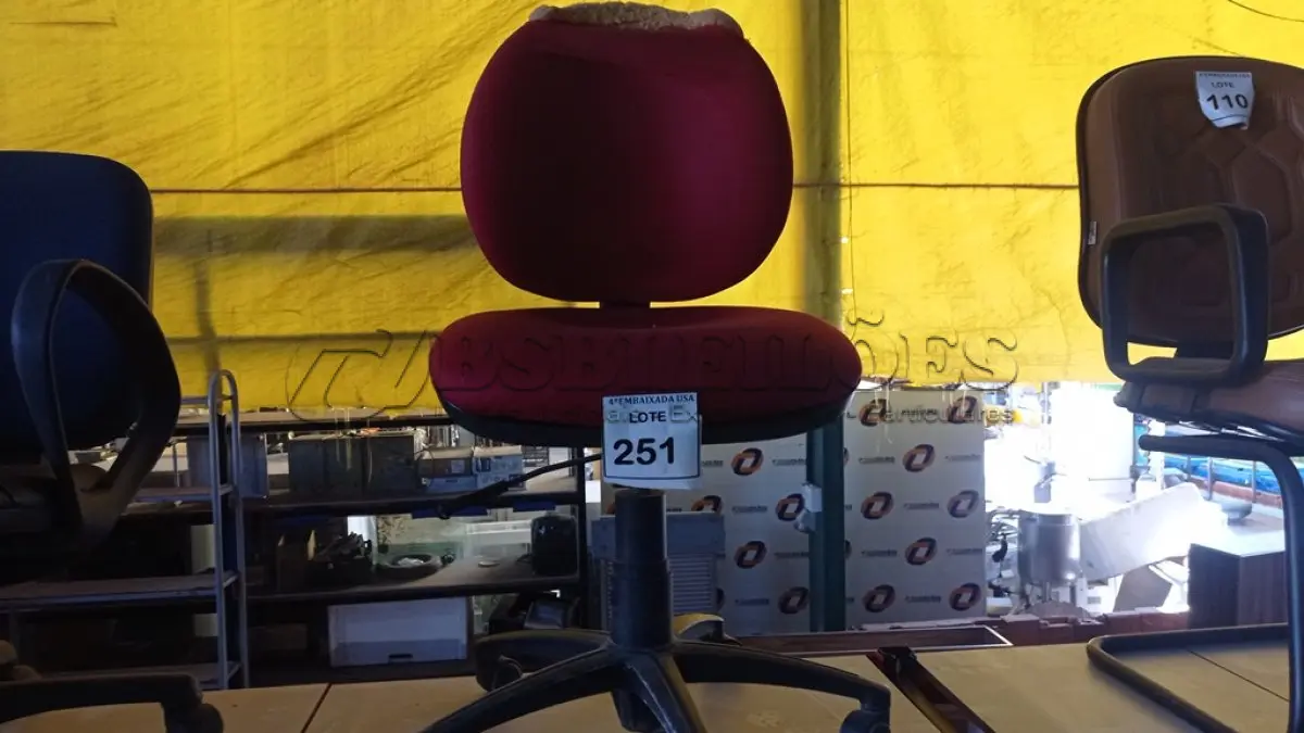 LOTE 251 - 01 CADEIRA GIRATÓRIA PARA ESCRITÓRIO NA COR VERMELHA. (NO ESTADO EM QUE SE ENCONTRA. SUJEITO A AVARIAS OCULTAS/VISÍVEIS.)