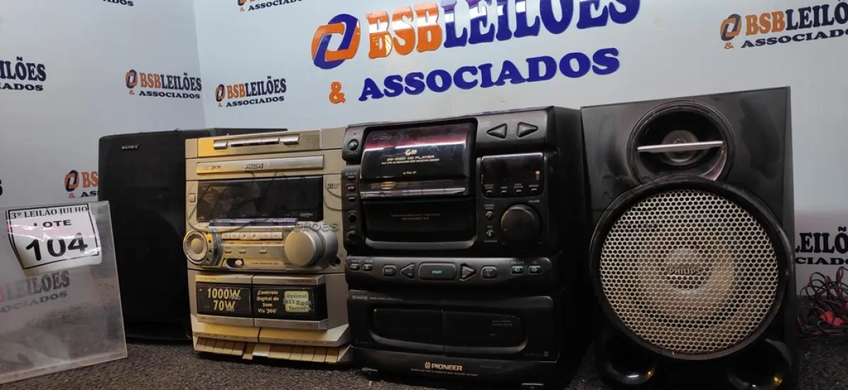 LOTE 104 - 02 APARELHOS DE SOM E 06 CAIXAS AVULSAS. (NO ESTADO) ATENÇÃO! FAZER A VISITAÇÃO ANTES DE ARREMATAR, NÃO SABEMOS SE FUNCIONA. LEILÃO NÃO TEM GARANTIA E NEM DEVOLUÇÃO, SUJEITO A POSSÍVEIS AVARIAS VISÍVEIS/OCULTAS E/OU AUSÊNCIA DE COMPONENTES.
