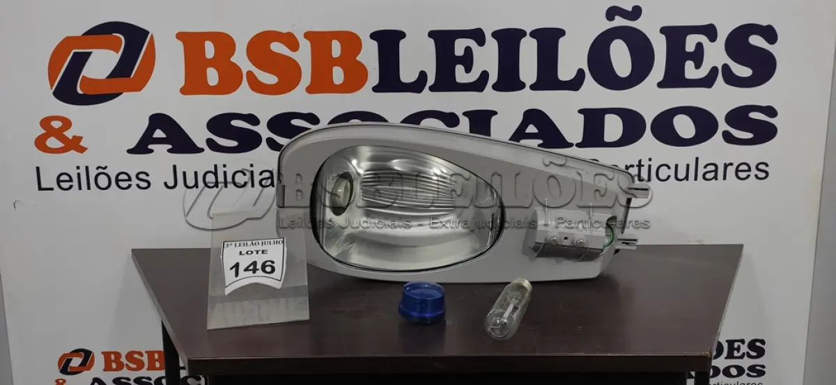 LOTE 146 - 01 LUMINÁRIA DE POSTE. (NO ESTADO) ATENÇÃO! FAZER A VISITAÇÃO ANTES DE ARREMATAR, NÃO SABEMOS SE FUNCIONA, LEILÃO NÃO TEM GARANTIA E NEM DEVOLUÇÃO, SUJEITO A POSSÍVEIS AVARIAS VISÍVEIS/OCULTAS E/OU AUSÊNCIA DE COMPONENTES.