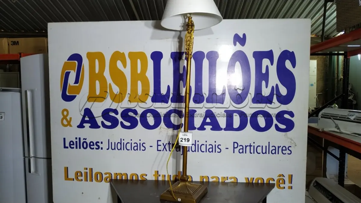 LOTE 219 - 01 ABAJUR. (NO ESTADO EM QUE SE ENCONTRA. SUJEITO A AVARIAS OCULTAS/VISÍVEIS.)  AU2245S