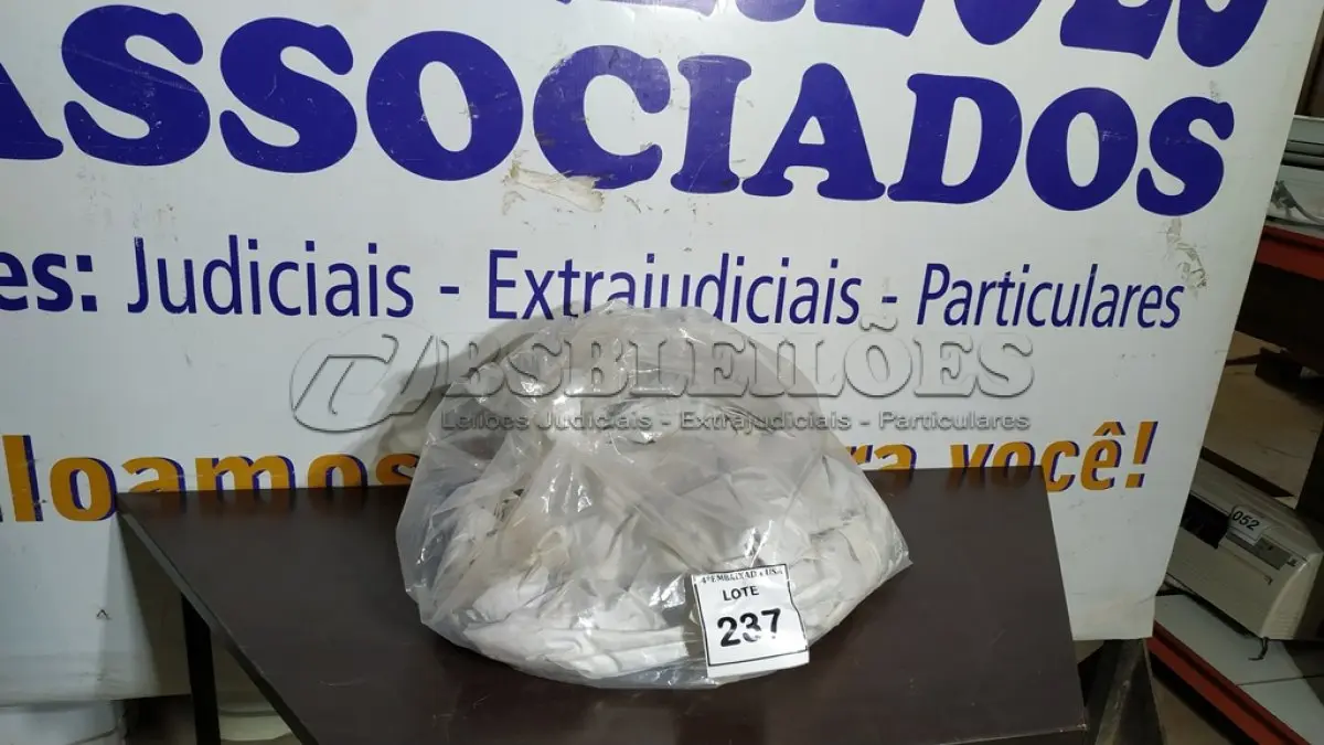 LOTE 237 - 01 SACO COM CORTINAS. (NO ESTADO EM QUE SE ENCONTRA. SUJEITO A AVARIAS OCULTAS/VISÍVEIS.)