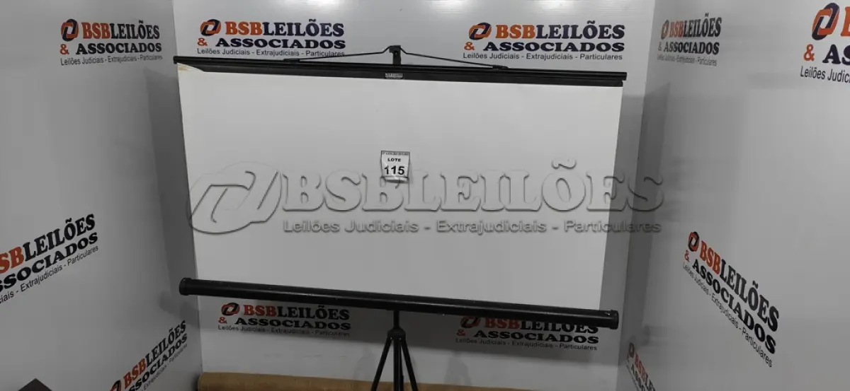 LOTE 115 - 01 TELA DE PROJEÇÃO RETRÁTIL. (NO ESTADO) ATENÇÃO! FAZER A VISITAÇÃO ANTES DE ARREMATAR, NÃO SABEMOS SE FUNCIONA, LEILÃO NÃO TEM GARANTIA E NEM DEVOLUÇÃO, SUJEITO A POSSÍVEIS AVARIAS VISÍVEIS/OCULTAS E/OU AUSÊNCIA DE COMPONENTES.