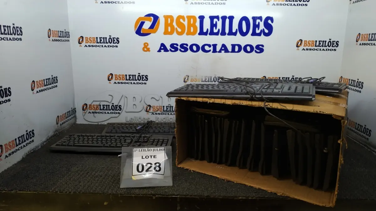 LOTE 028 - 01 LOTE COM GRANDE QUANTIDADE DE TECLADOS PARA PC DE MARCAS E MODELOS DIVERSOS. (NO ESTADO) ATENÇÃO! FAZER A VISITAÇÃO ANTES DE ARREMATAR, NÃO SABEMOS SE FUNCIONA, LEILÃO NÃO TEM GARANTIA E NEM DEVOLUÇÃO, SUJEITO A POSSÍVEIS AVARIAS VISÍVEIS/OCULTAS E/OU AUSÊNCIA DE COMPONENTES.