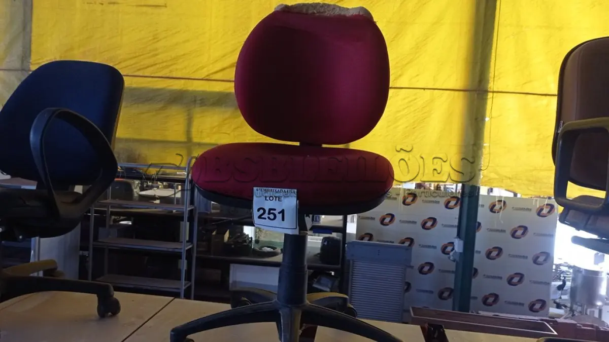 LOTE 251 - 01 CADEIRA GIRATÓRIA PARA ESCRITÓRIO NA COR VERMELHA. (NO ESTADO EM QUE SE ENCONTRA. SUJEITO A AVARIAS OCULTAS/VISÍVEIS.)