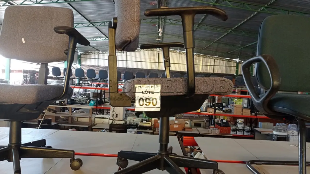 LOTE 090 - 01 CADEIRA GIRATÓRIA COM RODINHAS. (NO ESTADO) ATENÇÃO! FAZER A VISITAÇÃO ANTES DE ARREMATAR, NÃO SABEMOS SE FUNCIONA, LEILÃO NÃO TEM GARANTIA E NEM DEVOLUÇÃO, SUJEITO A POSSÍVEIS AVARIAS VISÍVEIS/OCULTAS E/OU AUSÊNCIA DE COMPONENTES.