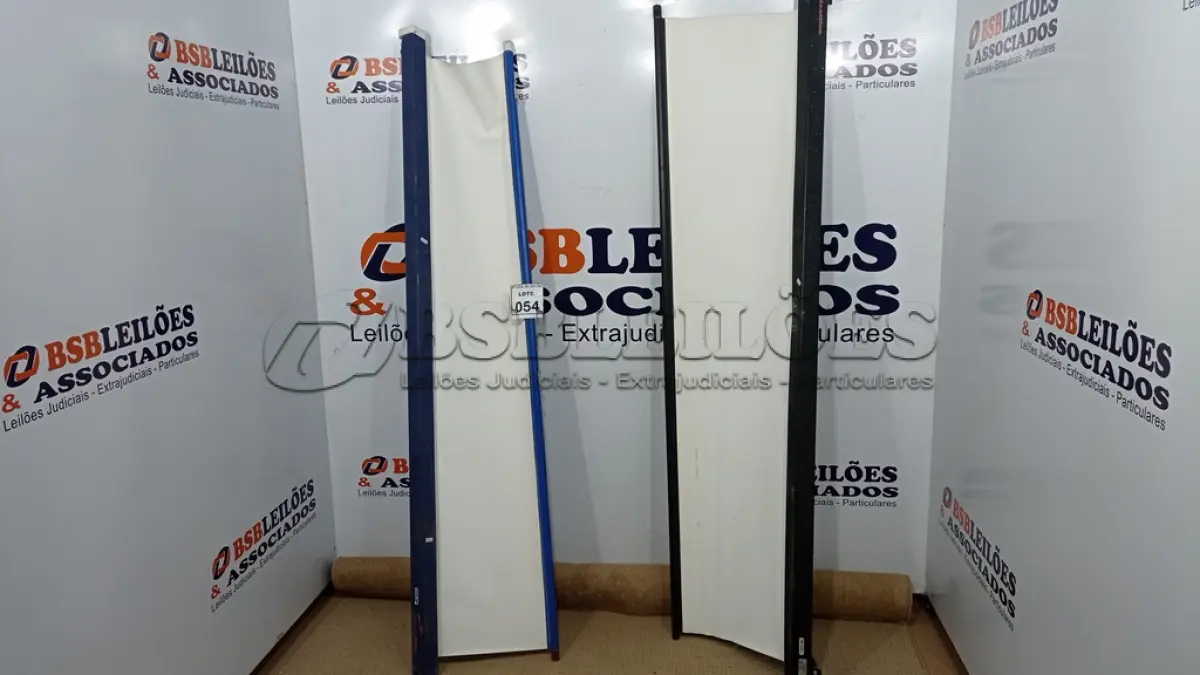 LOTE 054 - 02 TELAS DE PROJEÇÃO RETRÁTIL. (NO ESTADO) ATENÇÃO! FAZER A VISITAÇÃO ANTES DE ARREMATAR, NÃO SABEMOS SE FUNCIONA, LEILÃO NÃO TEM GARANTIA E NEM DEVOLUÇÃO, SUJEITO A POSSÍVEIS AVARIAS VISÍVEIS/OCULTAS E/OU AUSÊNCIA DE COMPONENTES.