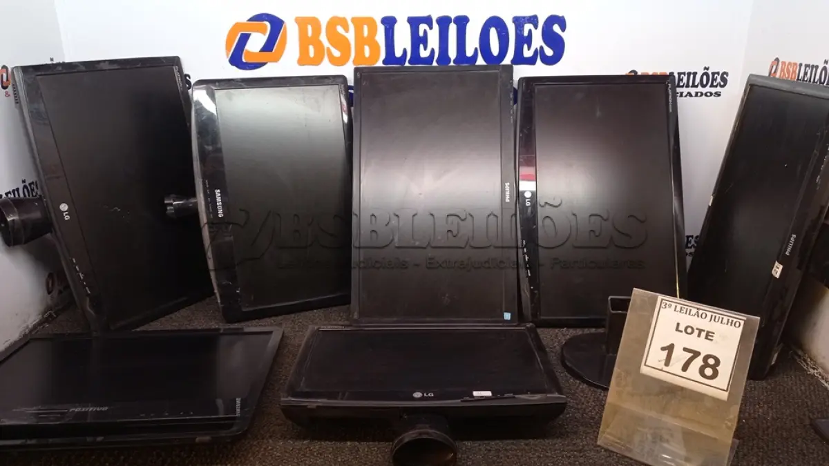 LOTE 178 - 07 MONITORES LCD DE MARCAS E MODELOS DIVERSOS. (NO ESTADO) ATENÇÃO! FAZER A VISITAÇÃO ANTES DE ARREMATAR, NÃO SABEMOS SE FUNCIONA. LEILÃO NÃO TEM GARANTIA E NEM DEVOLUÇÃO, SUJEITO A POSSÍVEIS AVARIAS VISÍVEIS/OCULTAS E/OU AUSÊNCIA DE COMPONENTES.