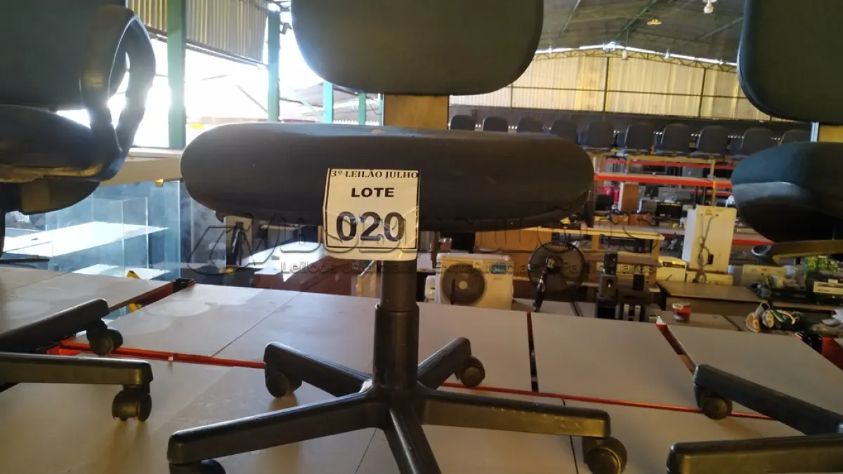LOTE 020 - 01 CADEIRA GIRATÓRIA COM RODINHAS. (NO ESTADO) ATENÇÃO! FAZER A VISITAÇÃO ANTES DE ARREMATAR, NÃO SABEMOS SE FUNCIONA, LEILÃO NÃO TEM GARANTIA E NEM DEVOLUÇÃO, SUJEITO A POSSÍVEIS AVARIAS VISÍVEIS/OCULTAS E/OU AUSÊNCIA DE COMPONENTES.