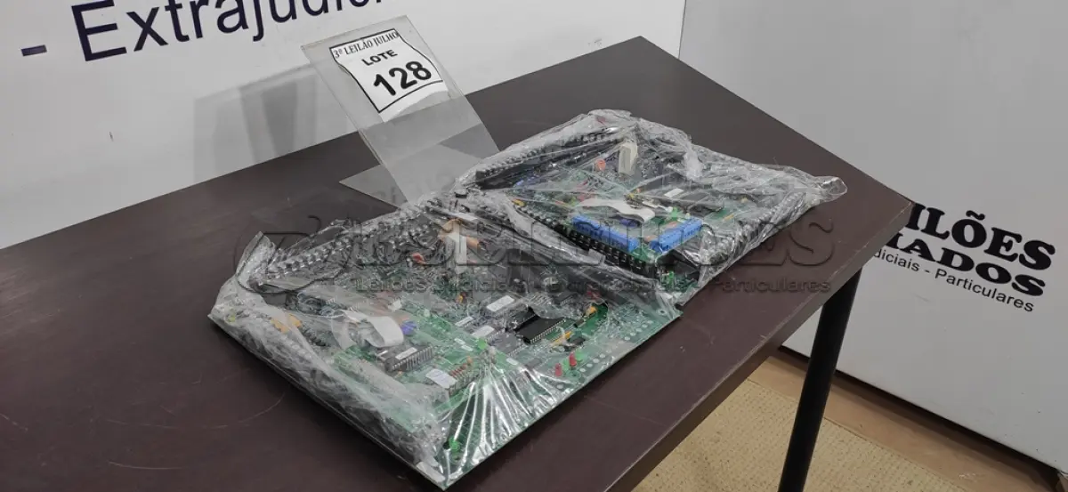 LOTE 128 - 02 PLACAS MÃE. (NO ESTADO) ATENÇÃO! FAZER A VISITAÇÃO ANTES DE ARREMATAR, NÃO SABEMOS SE FUNCIONA, LEILÃO NÃO TEM GARANTIA E NEM DEVOLUÇÃO, SUJEITO A POSSÍVEIS AVARIAS VISÍVEIS/OCULTAS E/OU AUSÊNCIA DE COMPONENTES.
