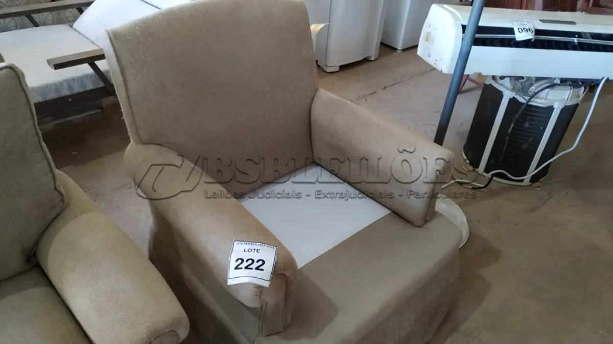 LOTE 222 - 01 POLTRONA. (NO ESTADO EM QUE SE ENCONTRA. SUJEITO A AVARIAS OCULTAS/VISÍVEIS.)  AV9568A