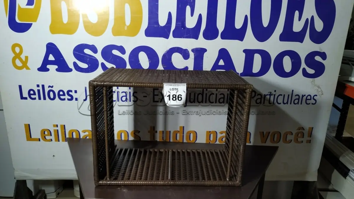 LOTE 186 - 01 MESA DE JARDIM. (NO ESTADO EM QUE SE ENCONTRA. SUJEITO A AVARIAS OCULTAS/VISÍVEIS.)  BH1587F