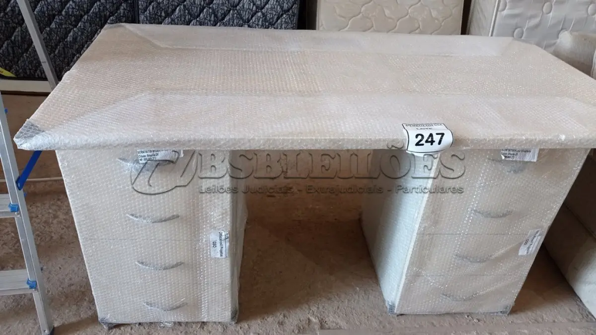 LOTE 247 - 01 MESA EM MADEIRA COM GAVETAS. (NO ESTADO EM QUE SE ENCONTRA. SUJEITO A AVARIAS OCULTAS/VISÍVEIS.)
