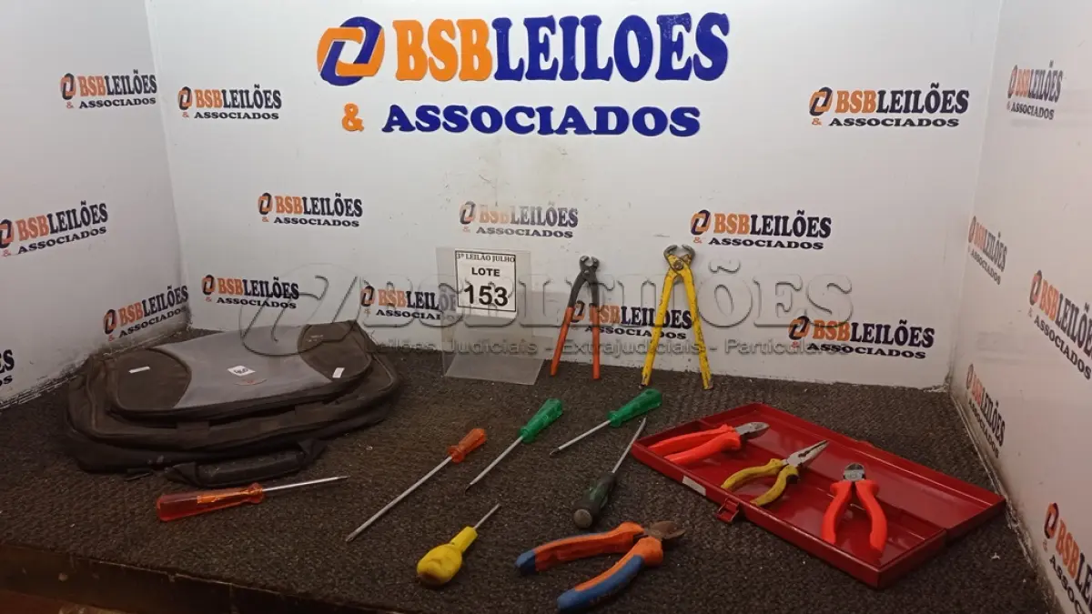LOTE 153 - 01 CASE COM 04 CHAVE PHILIPS, 02 CHAVES DE FENDA, 01 ESTOJO COM 04 ALICATES DE FUNÇÕES VARIADAS E 02 ALICATES TURQUESA. (NO ESTADO) ATENÇÃO! FAZER A VISITAÇÃO ANTES DE ARREMATAR, NÃO SABEMOS SE FUNCIONA, LEILÃO NÃO TEM GARANTIA E NEM DEVOLUÇÃO, SUJEITO A POSSÍVEIS AVARIAS VISÍVEIS/OCULTAS E/OU AUSÊNCIA DE COMPONENTES.