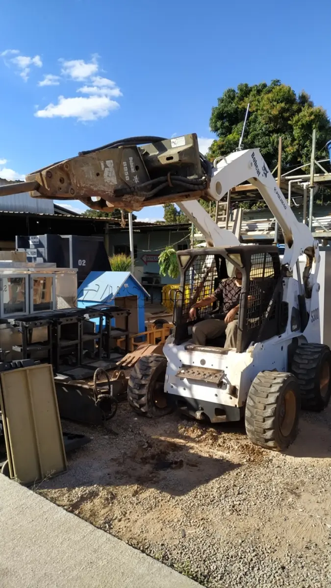 LOTE 176 - 01 MINI CARREGADEIRA BOBCAT S300 A DISEL COM 02 IMPLEMENTOS, ANO 2004. (NO ESTADO EM QUE SE ENCONTRA. SUJEITO A AVARIAS OCULTAS/VISÍVEIS.) AV9497M
