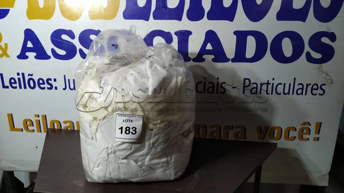 LOTE 183 - 01 SACO COM CORTINAS. (NO ESTADO EM QUE SE ENCONTRA. SUJEITO A AVARIAS OCULTAS/VISÍVEIS.)