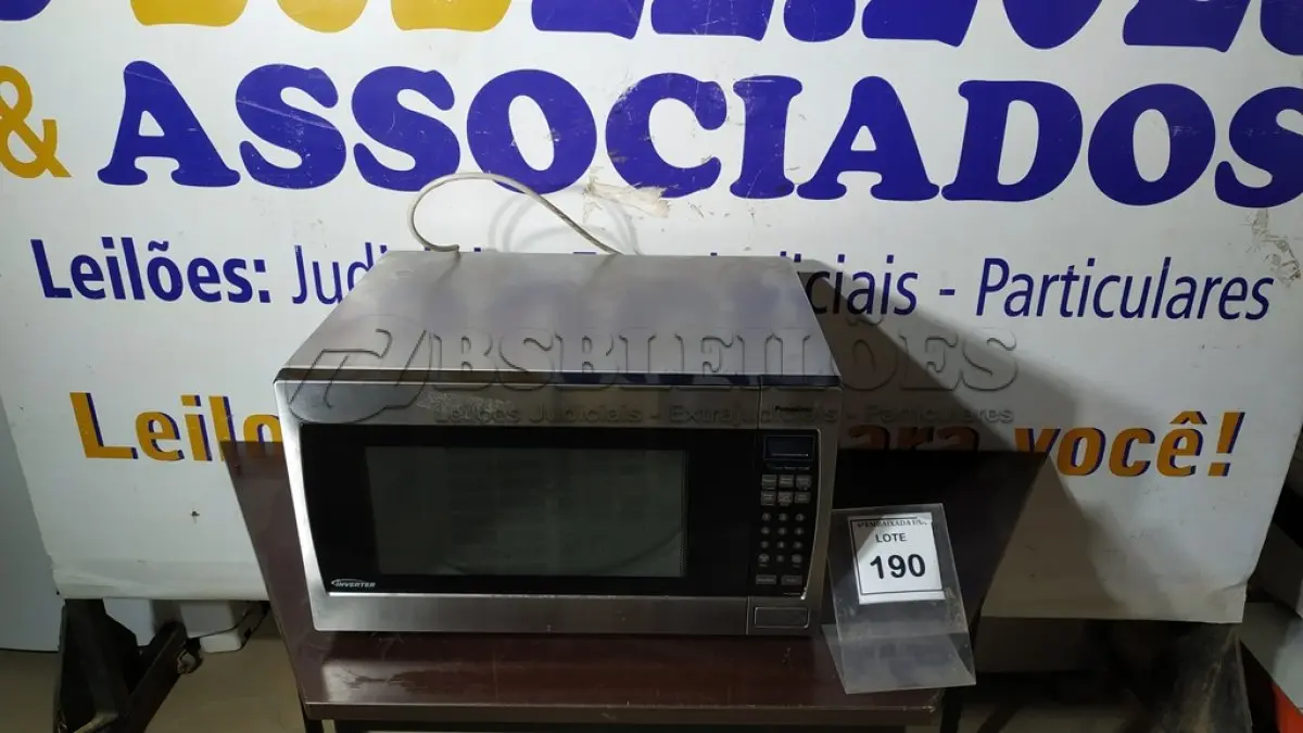 LOTE 190 - 01 MICRO-ONDAS PANASONIC 120V. (NO ESTADO EM QUE SE ENCONTRA. SUJEITO A AVARIAS OCULTAS/VISÍVEIS.) AV9731D