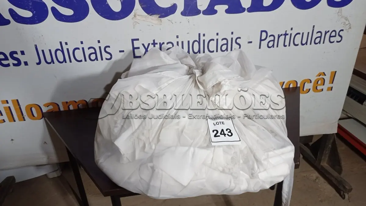 LOTE 243 - 01 SACO COM CORTINAS. (NO ESTADO EM QUE SE ENCONTRA. SUJEITO A AVARIAS OCULTAS/VISÍVEIS.)