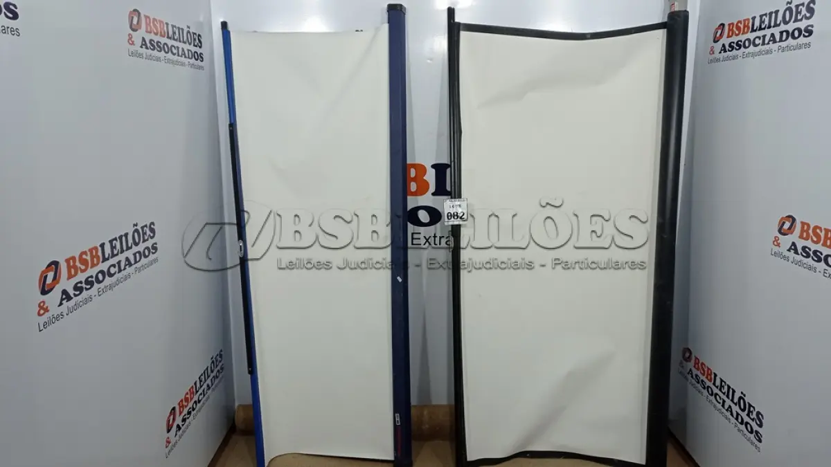 LOTE 082 - 02 TELAS DE PROJEÇÃO RETRÁTIL. (NO ESTADO) ATENÇÃO! FAZER A VISITAÇÃO ANTES DE ARREMATAR, NÃO SABEMOS SE FUNCIONA, LEILÃO NÃO TEM GARANTIA E NEM DEVOLUÇÃO, SUJEITO A POSSÍVEIS AVARIAS VISÍVEIS/OCULTAS E/OU AUSÊNCIA DE COMPONENTES.