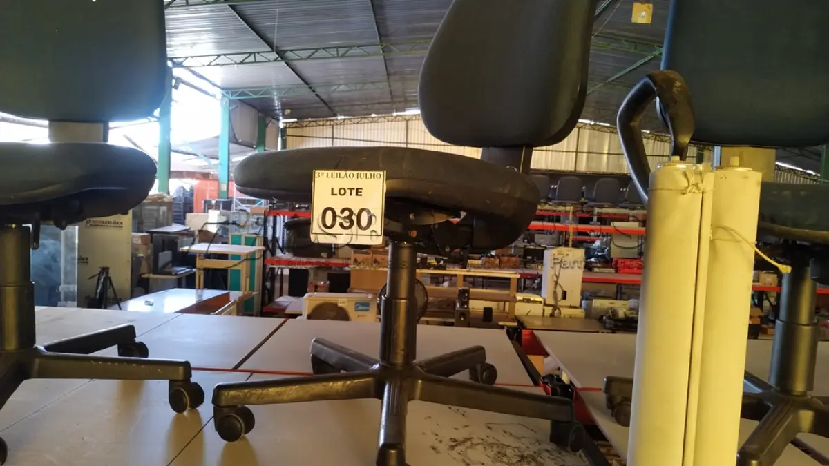 LOTE 030 - 01 CADEIRA GIRATÓRIA COM RODINHAS. (NO ESTADO) ATENÇÃO! FAZER A VISITAÇÃO ANTES DE ARREMATAR, NÃO SABEMOS SE FUNCIONA, LEILÃO NÃO TEM GARANTIA E NEM DEVOLUÇÃO, SUJEITO A POSSÍVEIS AVARIAS VISÍVEIS/OCULTAS E/OU AUSÊNCIA DE COMPONENTES.