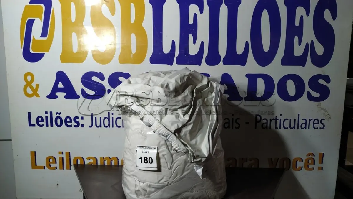LOTE 180 - 01 SACO COM CORTINAS. (NO ESTADO EM QUE SE ENCONTRA. SUJEITO A AVARIAS OCULTAS/VISÍVEIS.)