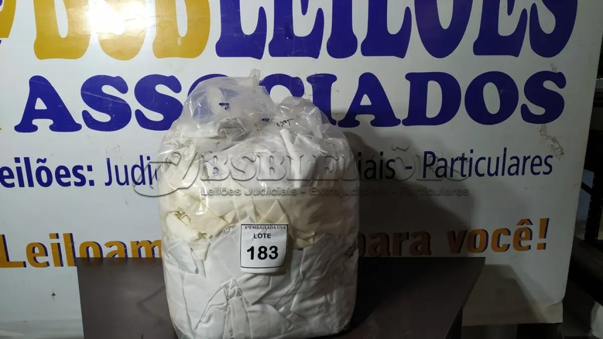 LOTE 183 - 01 SACO COM CORTINAS. (NO ESTADO EM QUE SE ENCONTRA. SUJEITO A AVARIAS OCULTAS/VISÍVEIS.)
