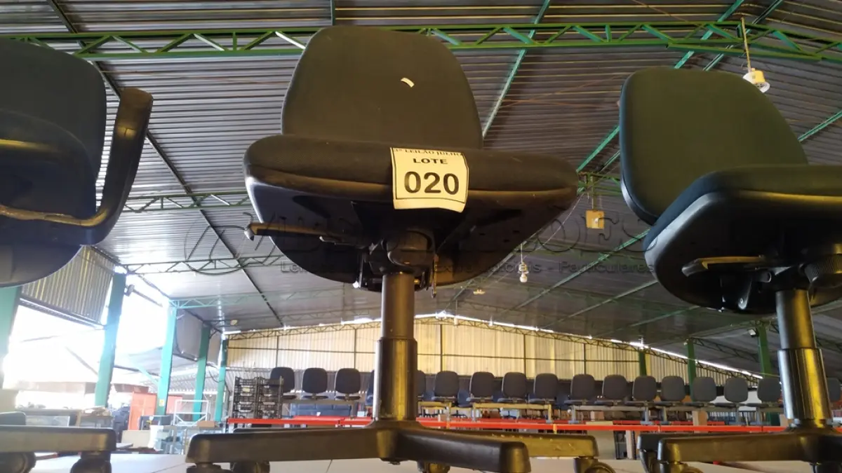 LOTE 020 - 01 CADEIRA GIRATÓRIA COM RODINHAS. (NO ESTADO) ATENÇÃO! FAZER A VISITAÇÃO ANTES DE ARREMATAR, NÃO SABEMOS SE FUNCIONA, LEILÃO NÃO TEM GARANTIA E NEM DEVOLUÇÃO, SUJEITO A POSSÍVEIS AVARIAS VISÍVEIS/OCULTAS E/OU AUSÊNCIA DE COMPONENTES.