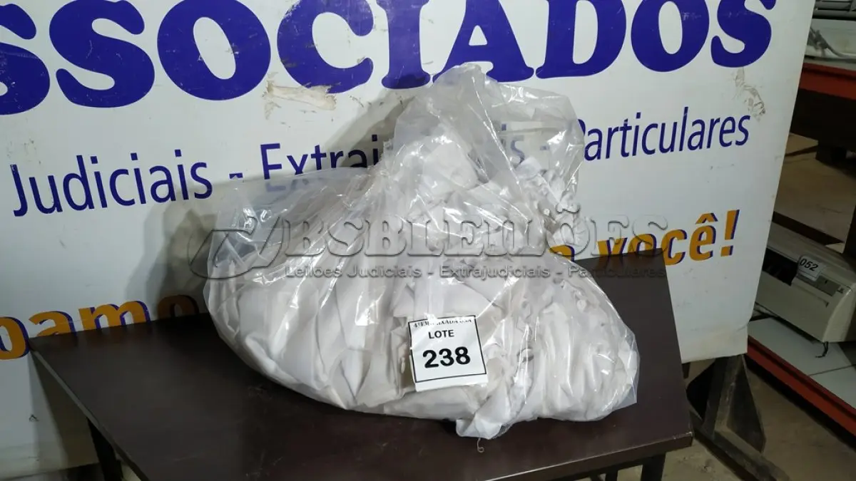 LOTE 238 - 01 SACO COM CORTINAS.  (NO ESTADO EM QUE SE ENCONTRA. SUJEITO A AVARIAS OCULTAS/VISÍVEIS.)