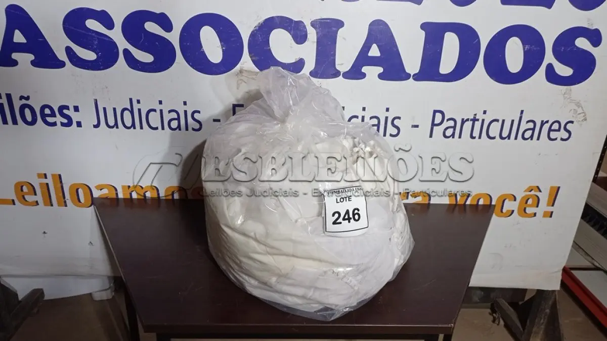LOTE 246 - 01 SACO COM CORTINAS.  (NO ESTADO EM QUE SE ENCONTRA. SUJEITO A AVARIAS OCULTAS/VISÍVEIS.)