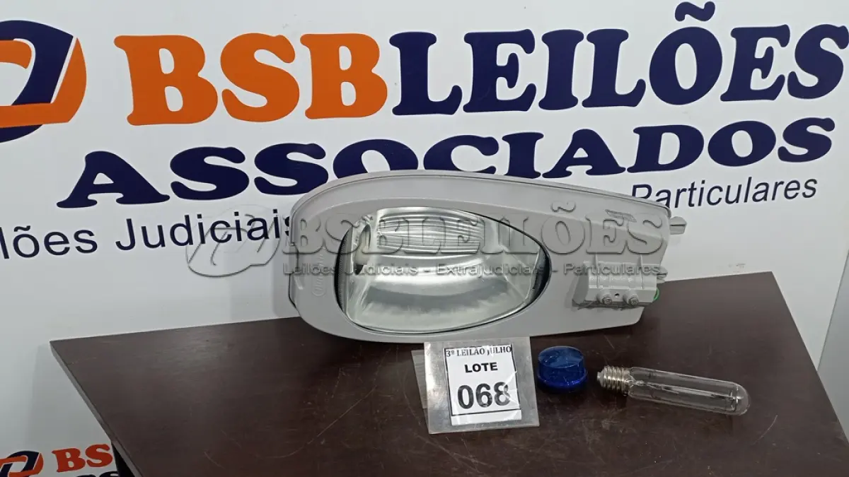 LOTE 068 - 01 LUMINÁRIA PRA POSTE. (NO ESTADO) ATENÇÃO! FAZER A VISITAÇÃO ANTES DE ARREMATAR, NÃO SABEMOS SE FUNCIONA, LEILÃO NÃO TEM GARANTIA E NEM DEVOLUÇÃO, SUJEITO A POSSÍVEIS AVARIAS VISÍVEIS/OCULTAS E/OU AUSÊNCIA DE COMPONENTES.