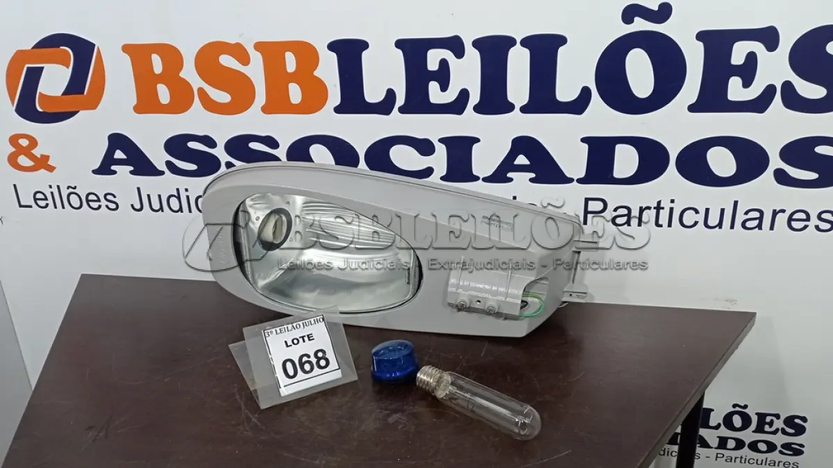 LOTE 068 - 01 LUMINÁRIA PRA POSTE. (NO ESTADO) ATENÇÃO! FAZER A VISITAÇÃO ANTES DE ARREMATAR, NÃO SABEMOS SE FUNCIONA, LEILÃO NÃO TEM GARANTIA E NEM DEVOLUÇÃO, SUJEITO A POSSÍVEIS AVARIAS VISÍVEIS/OCULTAS E/OU AUSÊNCIA DE COMPONENTES.