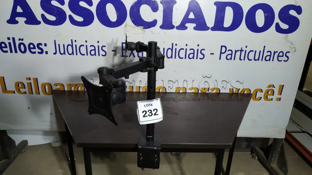 LOTE 232 - 01 SUPORTE DUPLO PARA MONITORES. (NO ESTADO EM QUE SE ENCONTRA. SUJEITO A AVARIAS OCULTAS/VISÍVEIS.)