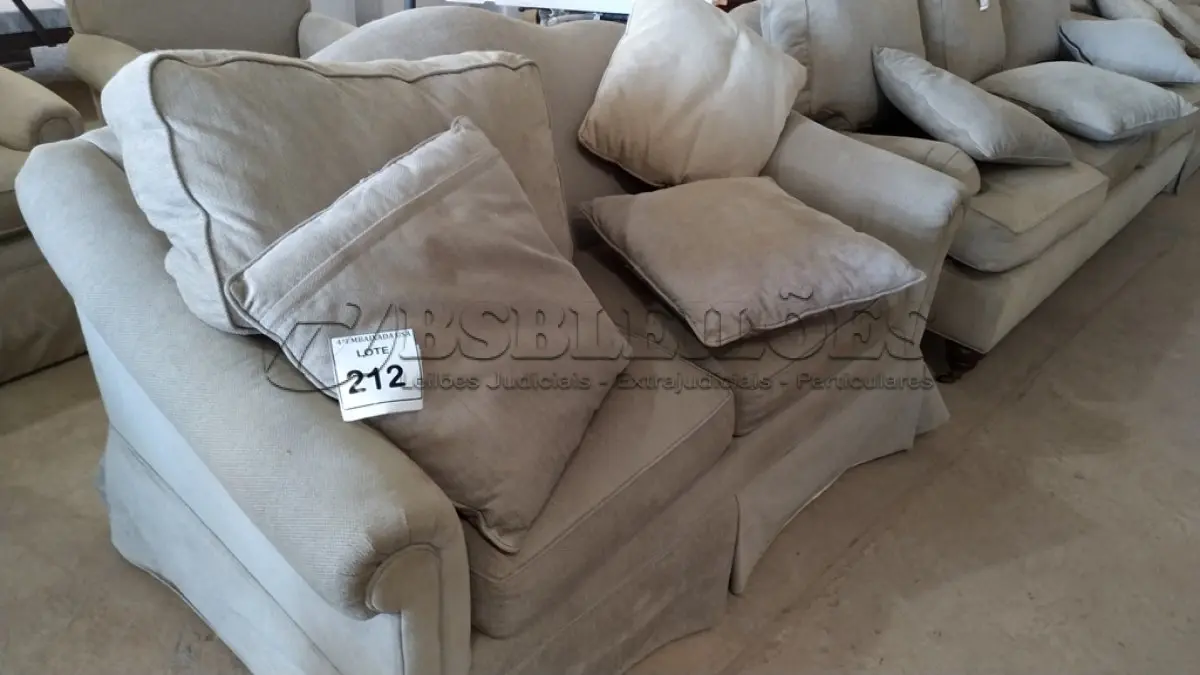 LOTE 212 - 01 SOFÁ 02 LUGARES. (NO ESTADO EM QUE SE ENCONTRA. SUJEITO A AVARIAS OCULTAS/VISÍVEIS.)  AU2079N