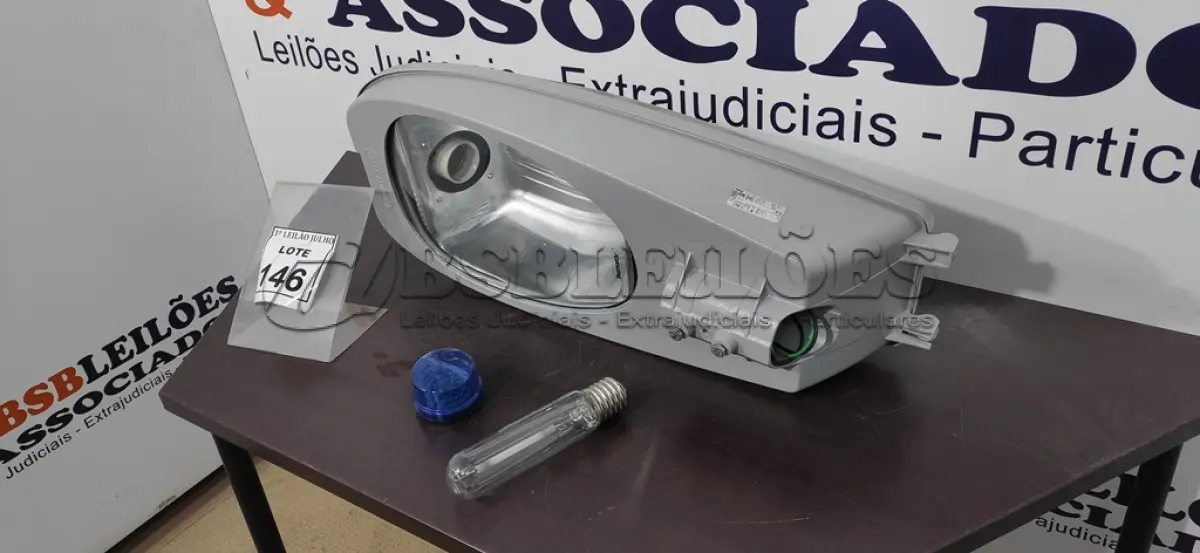 LOTE 146 - 01 LUMINÁRIA DE POSTE. (NO ESTADO) ATENÇÃO! FAZER A VISITAÇÃO ANTES DE ARREMATAR, NÃO SABEMOS SE FUNCIONA, LEILÃO NÃO TEM GARANTIA E NEM DEVOLUÇÃO, SUJEITO A POSSÍVEIS AVARIAS VISÍVEIS/OCULTAS E/OU AUSÊNCIA DE COMPONENTES.