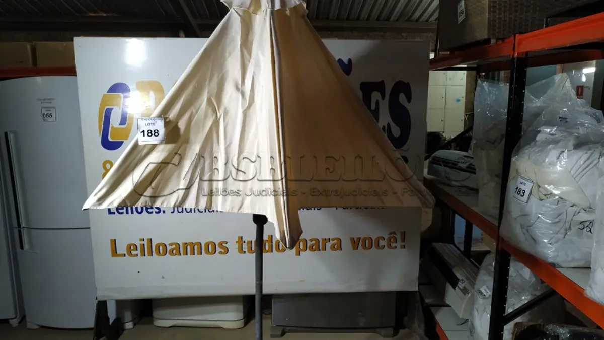 LOTE 188 - 01 OMBRELONE. (NO ESTADO EM QUE SE ENCONTRA. SUJEITO A AVARIAS OCULTAS/VISÍVEIS.)  BH1583D