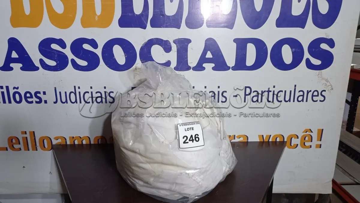 LOTE 246 - 01 SACO COM CORTINAS.  (NO ESTADO EM QUE SE ENCONTRA. SUJEITO A AVARIAS OCULTAS/VISÍVEIS.)