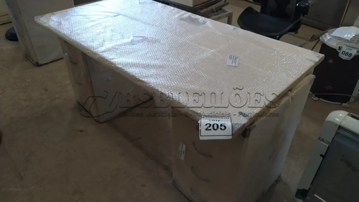LOTE 205 - 01 MESA EM MADEIRA COM GAVETEIROS.  (NO ESTADO EM QUE SE ENCONTRA. SUJEITO A AVARIAS OCULTAS/VISÍVEIS.)