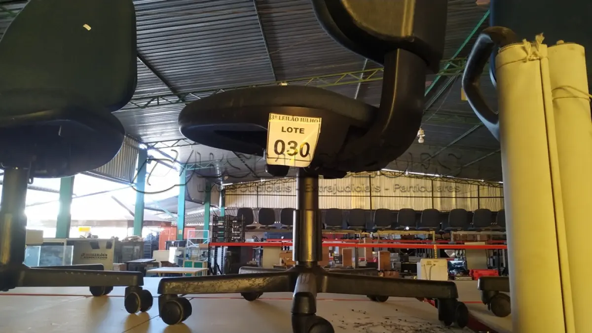 LOTE 030 - 01 CADEIRA GIRATÓRIA COM RODINHAS. (NO ESTADO) ATENÇÃO! FAZER A VISITAÇÃO ANTES DE ARREMATAR, NÃO SABEMOS SE FUNCIONA, LEILÃO NÃO TEM GARANTIA E NEM DEVOLUÇÃO, SUJEITO A POSSÍVEIS AVARIAS VISÍVEIS/OCULTAS E/OU AUSÊNCIA DE COMPONENTES.