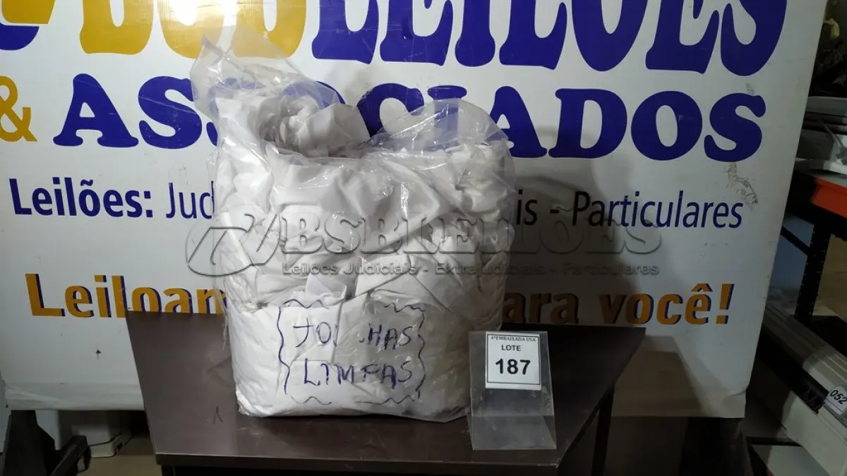 LOTE 187 - 01 SACO COM CORTINAS. (NO ESTADO EM QUE SE ENCONTRA. SUJEITO A AVARIAS OCULTAS/VISÍVEIS.)