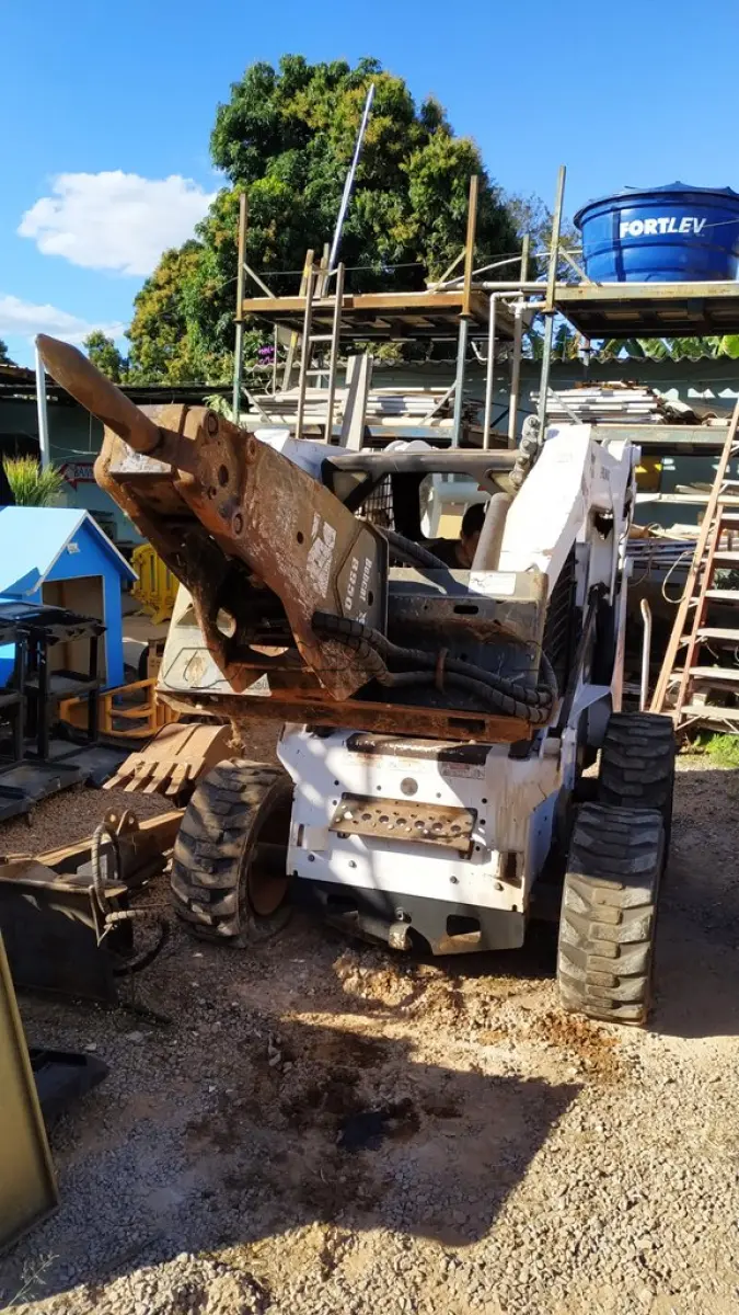 LOTE 176 - 01 MINI CARREGADEIRA BOBCAT S300 A DISEL COM 02 IMPLEMENTOS, ANO 2004. (NO ESTADO EM QUE SE ENCONTRA. SUJEITO A AVARIAS OCULTAS/VISÍVEIS.) AV9497M