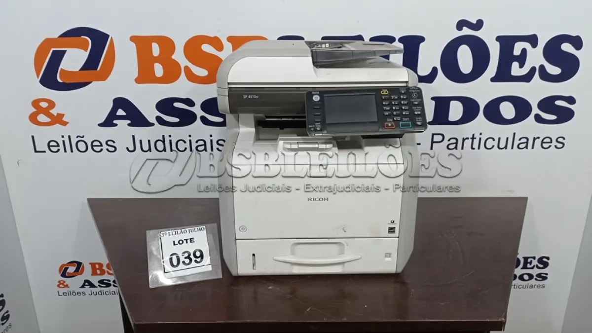 LOTE 039 - 01 IMPRESSORA MULTIFUNCIONAL MODELO SP4510SF MARCA RICOH. (NO ESTADO) ATENÇÃO! FAZER A VISITAÇÃO ANTES DE ARREMATAR, NÃO SABEMOS SE FUNCIONA, LEILÃO NÃO TEM GARANTIA E NEM DEVOLUÇÃO, SUJEITO A POSSÍVEIS AVARIAS VISÍVEIS/OCULTAS E/OU AUSÊNCIA DE COMPONENTES.