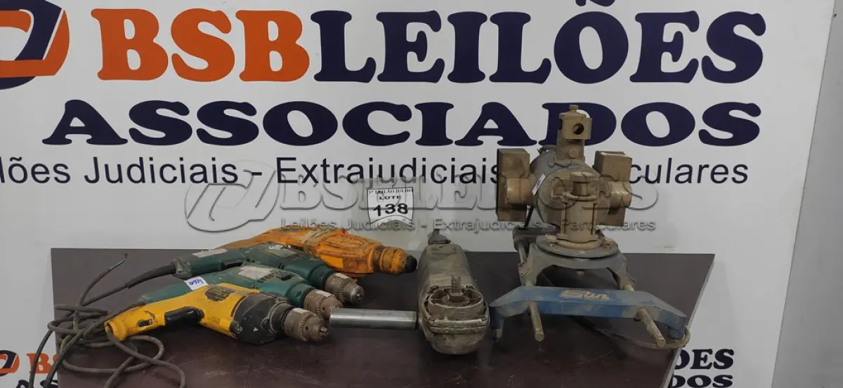 LOTE 138 - 03 FURADEIRAS ELÉTRICAS, 01 MARTELETE COMBINADO, 01 ESMERILHADEIRA 01 TESOURA ELÉTRICA PARA CORTE DE CHAPA METÁLICA. (NO ESTADO) ATENÇÃO! FAZER A VISITAÇÃO ANTES DE ARREMATAR, NÃO SABEMOS SE FUNCIONA, LEILÃO NÃO TEM GARANTIA E NEM DEVOLUÇÃO, SUJEITO A POSSÍVEIS AVARIAS VISÍVEIS/OCULTAS E/OU AUSÊNCIA DE COMPONENTES.