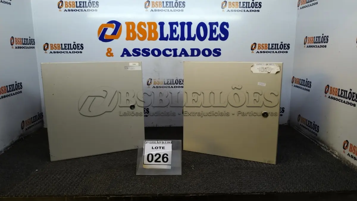 LOTE 026 - 02 QUADROS DE DISTRIBUIÇÃO DE METAL. (NO ESTADO) ATENÇÃO! FAZER A VISITAÇÃO ANTES DE ARREMATAR, NÃO SABEMOS SE FUNCIONA, LEILÃO NÃO TEM GARANTIA E NEM DEVOLUÇÃO, SUJEITO A POSSÍVEIS AVARIAS VISÍVEIS/OCULTAS E/OU AUSÊNCIA DE COMPONENTES.