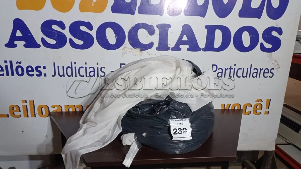 LOTE 239 - 01 SACO COM CORTINAS. (NO ESTADO EM QUE SE ENCONTRA. SUJEITO A AVARIAS OCULTAS/VISÍVEIS.)