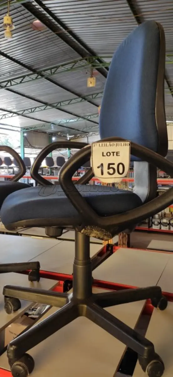 LOTE 150 - 01 CADEIRA DE ESCRITÓRIO GIRATÓRIA COM RODINHAS. (NO ESTADO) ATENÇÃO! FAZER A VISITAÇÃO ANTES DE ARREMATAR, NÃO SABEMOS SE FUNCIONA, LEILÃO NÃO TEM GARANTIA E NEM DEVOLUÇÃO, SUJEITO A POSSÍVEIS AVARIAS VISÍVEIS/OCULTAS E/OU AUSÊNCIA DE COMPONENTES.