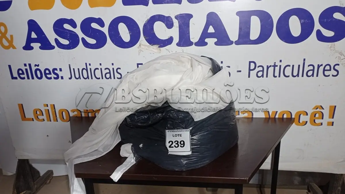 LOTE 239 - 01 SACO COM CORTINAS. (NO ESTADO EM QUE SE ENCONTRA. SUJEITO A AVARIAS OCULTAS/VISÍVEIS.)
