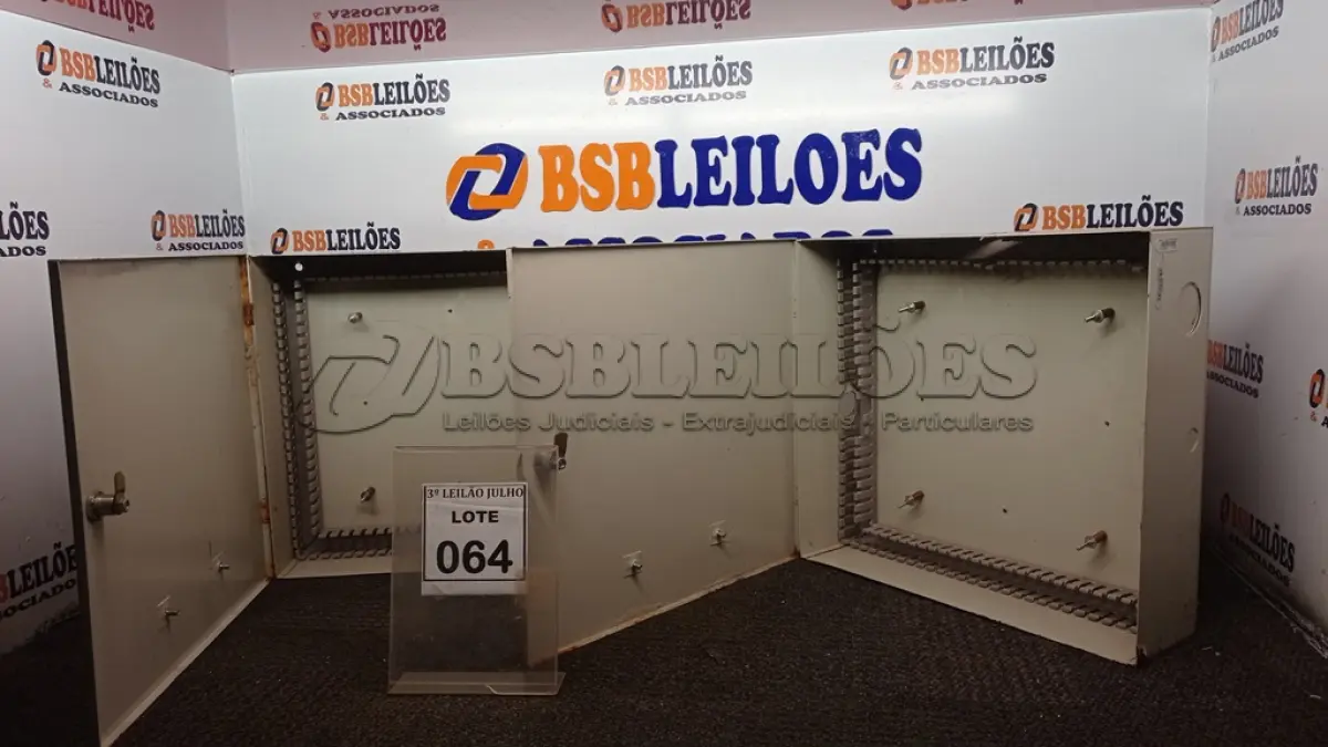 LOTE 064 - 02 QUADROS DE DISTRIBUIÇÃO DE METAL SENDO 01 COM PLACA ELETRÔNICA. (NO ESTADO) ATENÇÃO! FAZER A VISITAÇÃO ANTES DE ARREMATAR, NÃO SABEMOS SE FUNCIONA, LEILÃO NÃO TEM GARANTIA E NEM DEVOLUÇÃO, SUJEITO A POSSÍVEIS AVARIAS VISÍVEIS/OCULTAS E/OU AUSÊNCIA DE COMPONENTES.